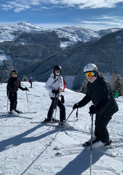 Billede af piste med tre skiløbere i Saalbach Østrig